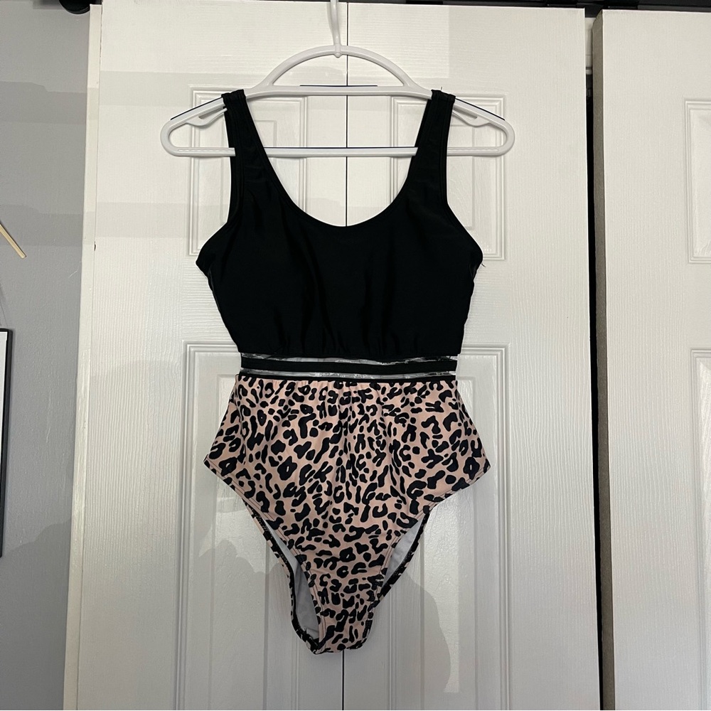 EUC SHEIN Women’s size M one piece swimsuit